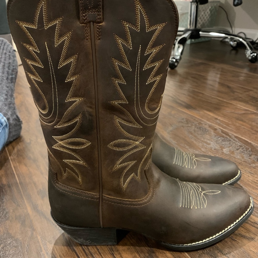 Ariat Womens Heritage Cowboy Boots Size 9. Worn once!